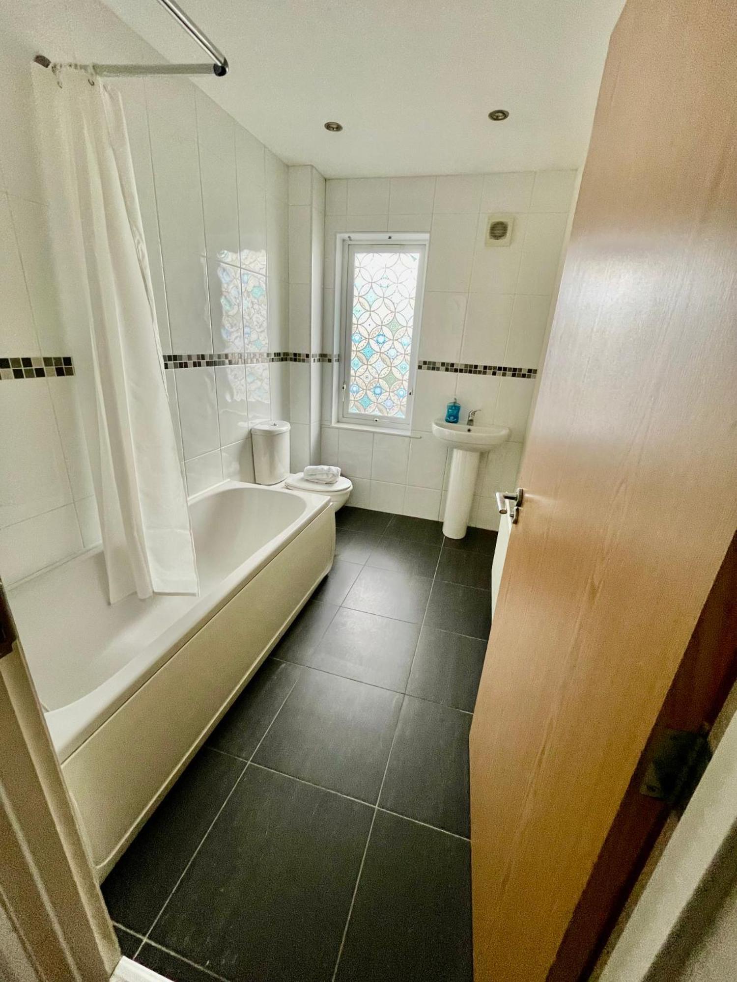 2 Bedroom City-Centre Apartment With Free Parking Белфаст Экстерьер фото